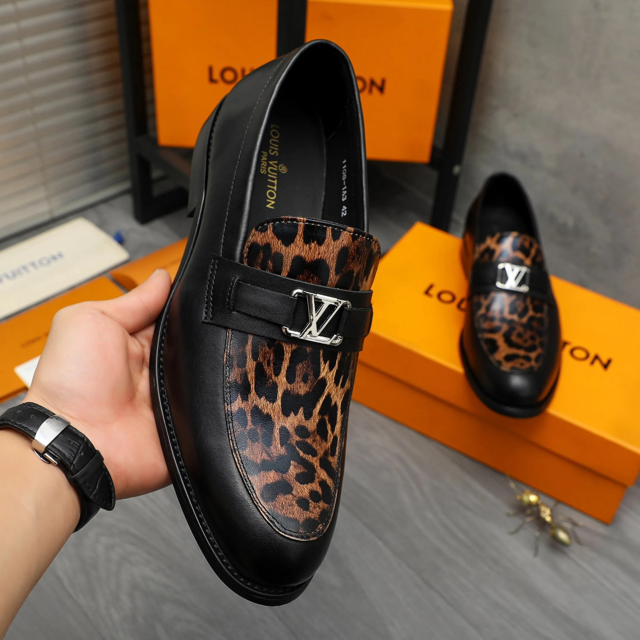 Men's shoes 💰p460 Product trademark: LV "Louis Vuitton" business slip-on leather shoes Regular size: 39-45 (45 is custom-made and non-returnable) Product materials: Selected leopard print cowhide stitching upper, cowhide lining, original rubber outsole